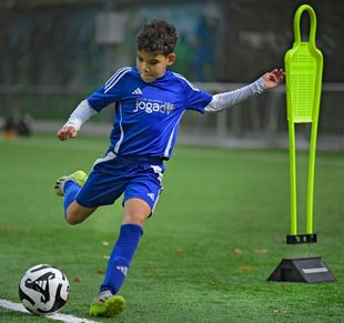 Jeugdspeler in actie tijdens techniektraining