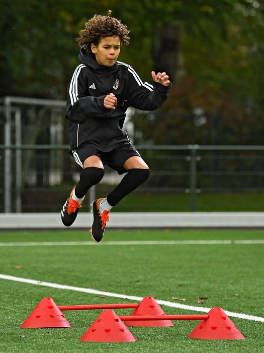 Jeugdspeler tijdens kracht- en coördinatie oefening