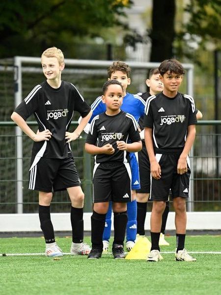 Jeugdspelers tijdens uitleg coach