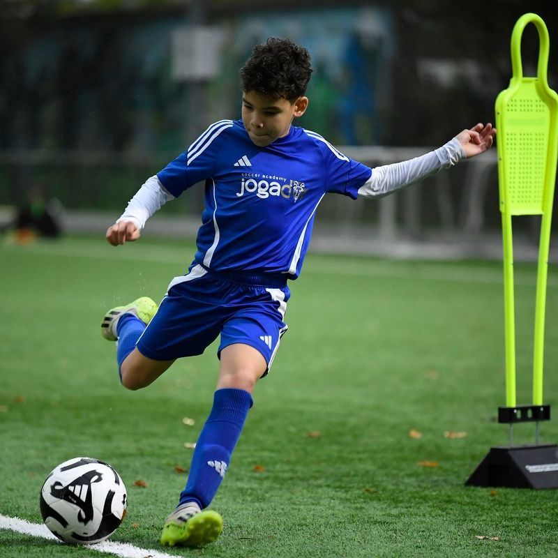 Jeugdspelers tijdens techniektraining