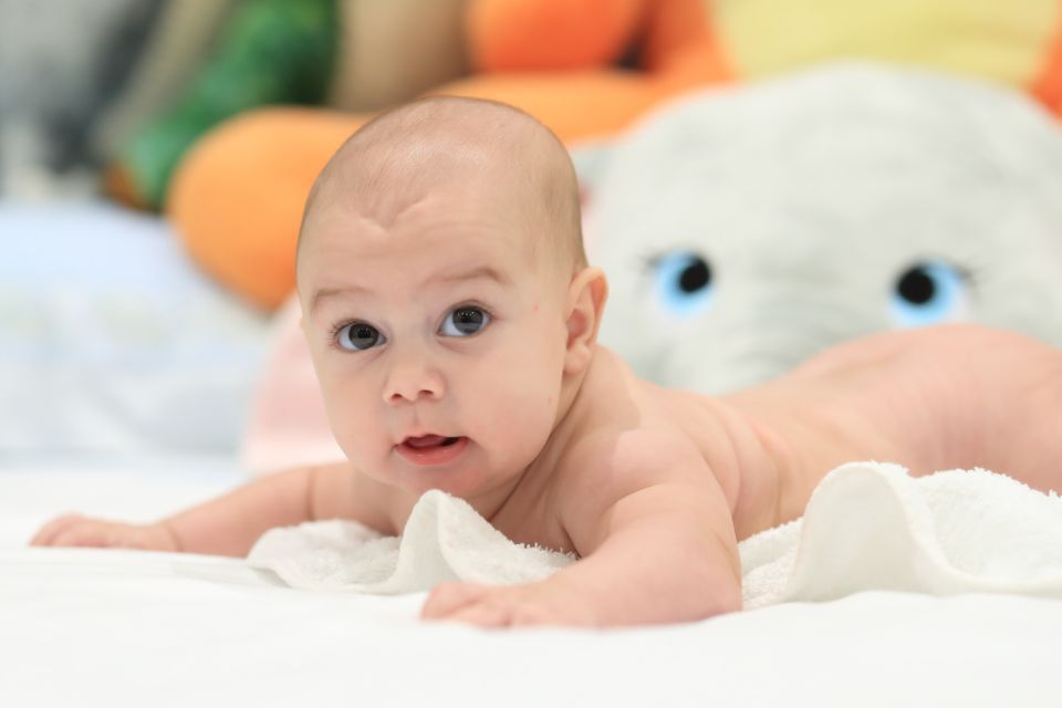 foto bambino sul letto