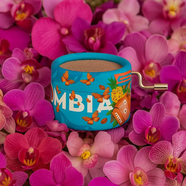 cajita musical con fondo de flores rosadas