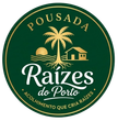Logo verde e dourado da Pousada Raízes do Porto com palmeira, casa e por do sol.