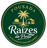 Logo verde e dourado da Pousada Raízes do Porto com palmeira, casa e por do sol.