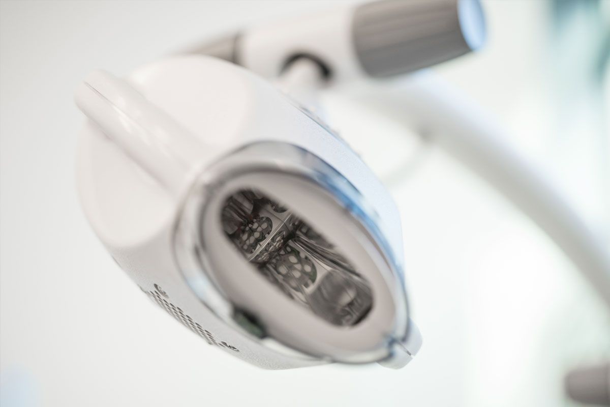 Eine Nahaufnahme einer Zahnarztlampe in einer Zahnarztpraxis.