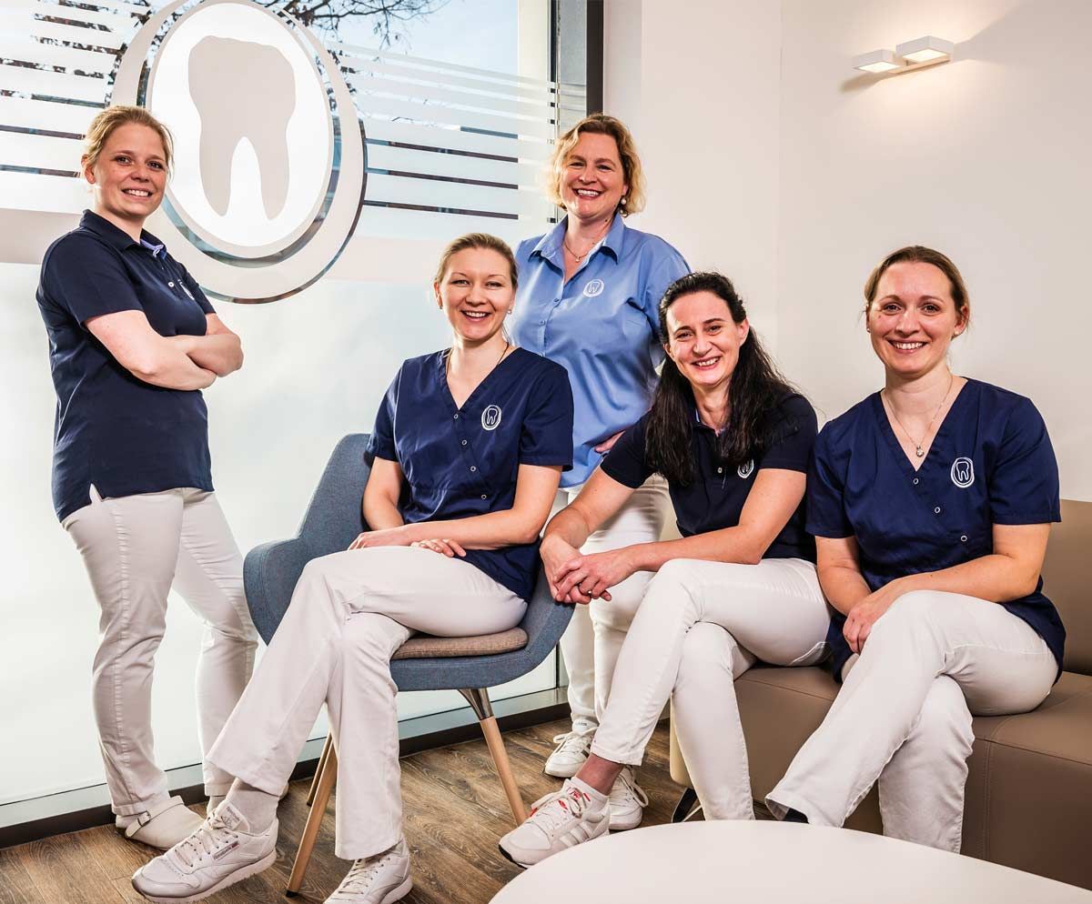 Die Damen des Praxisteams der Zahnärztin Christina Krause posieren in einer Zahnarztpraxis für ein Foto.