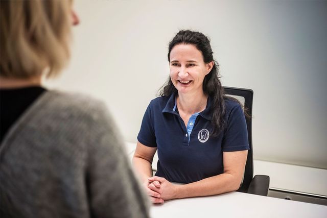 Your friendly dentist in Hamburg: our Hamburg dentist is an english speaking dentist Hamburg who warmly welcomes international patients. Perfect if you're searching for a dentist near me or comparing dentists in Hamburg for gentle, modern care. English speaking dentist Hamburg welcoming a new patient at the practice consultation desk