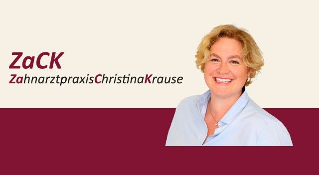 Zahnärztin Christina Krause lächelt vor einem Schild mit der Aufschrift „Zack“
