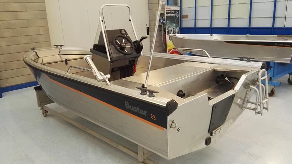 Scafo motoscafo Buster