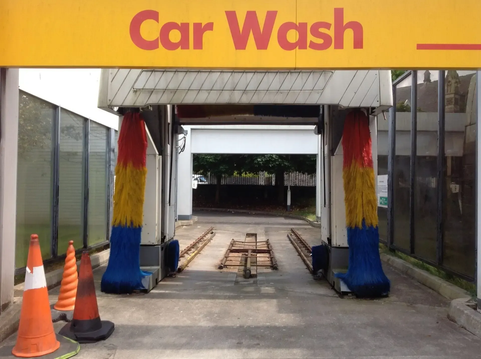 A yellow sign that says car wash on it