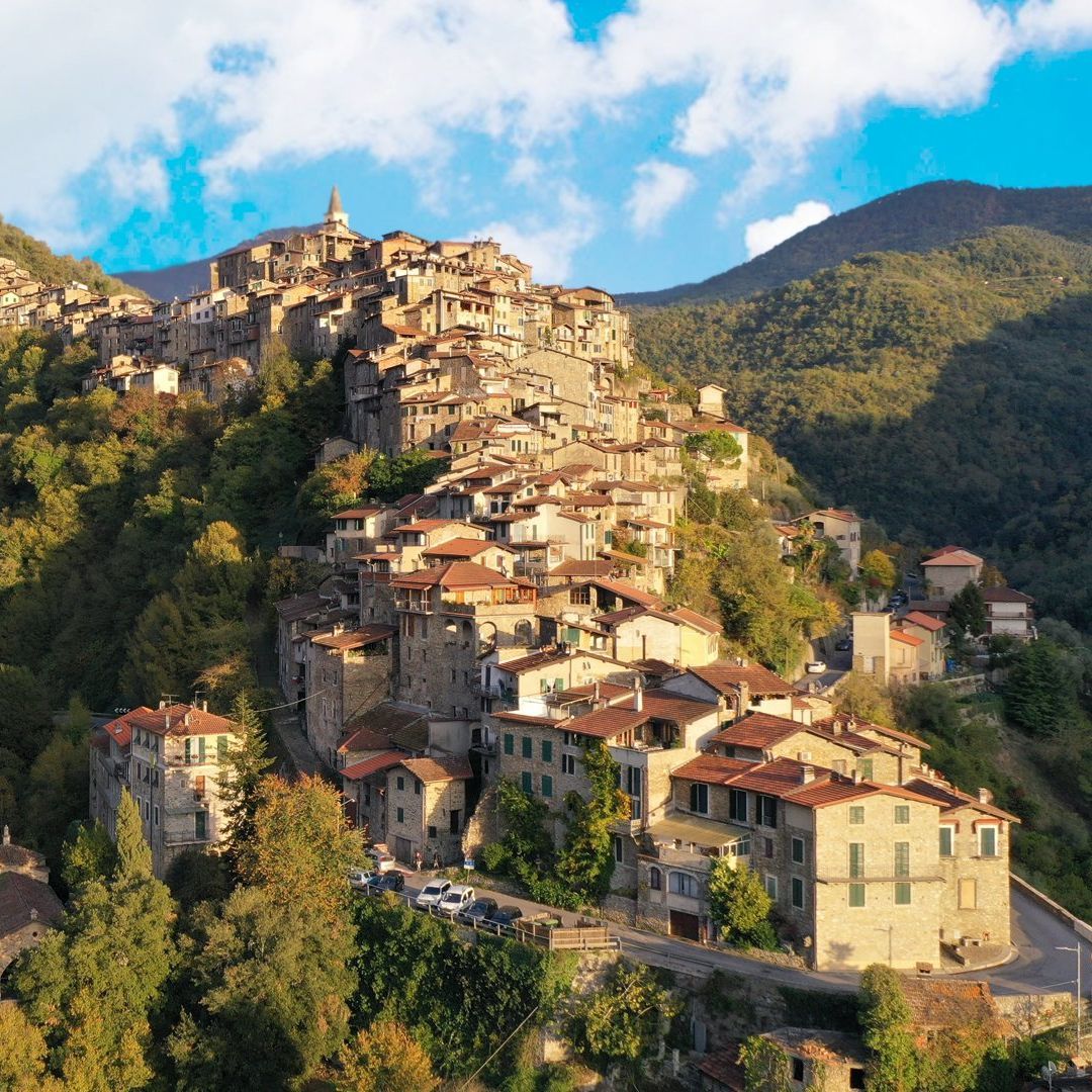 Het  dorpje Apricale waar we met Move to Mountains wandelen 