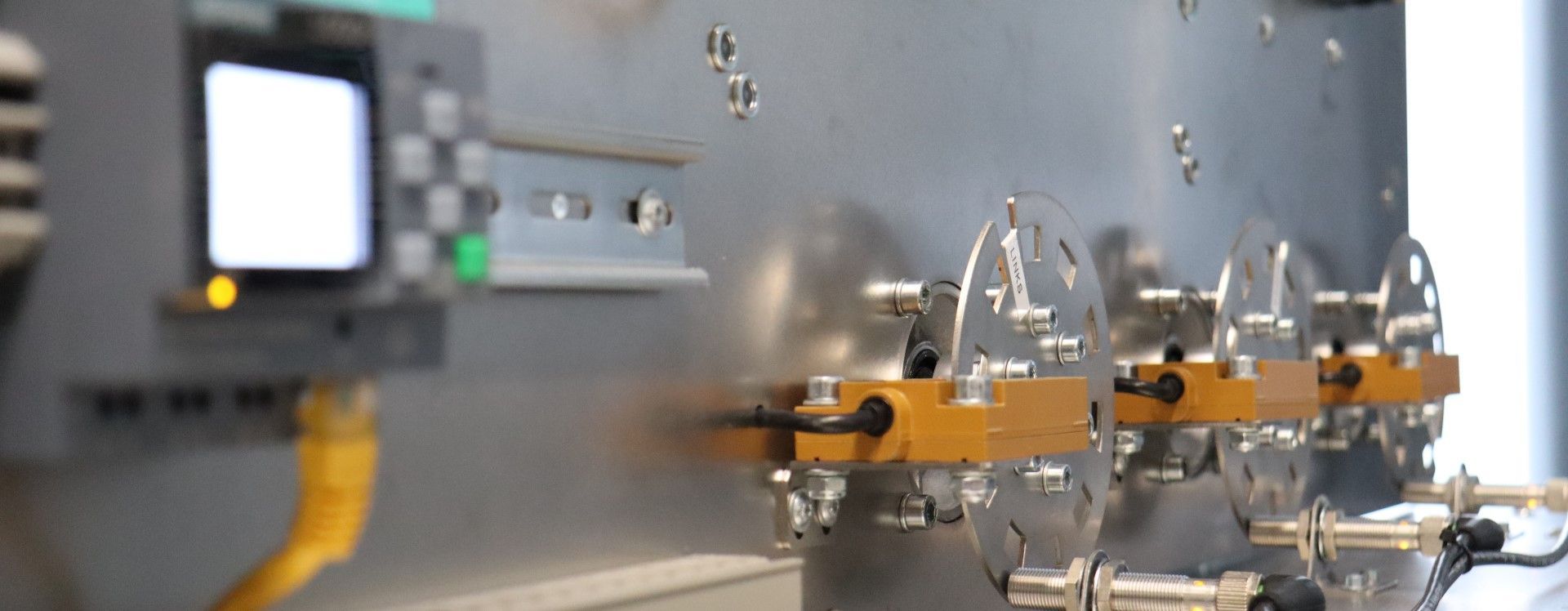 Eigen gemaakte encoder, een schijf met gaten en een U-sensor.