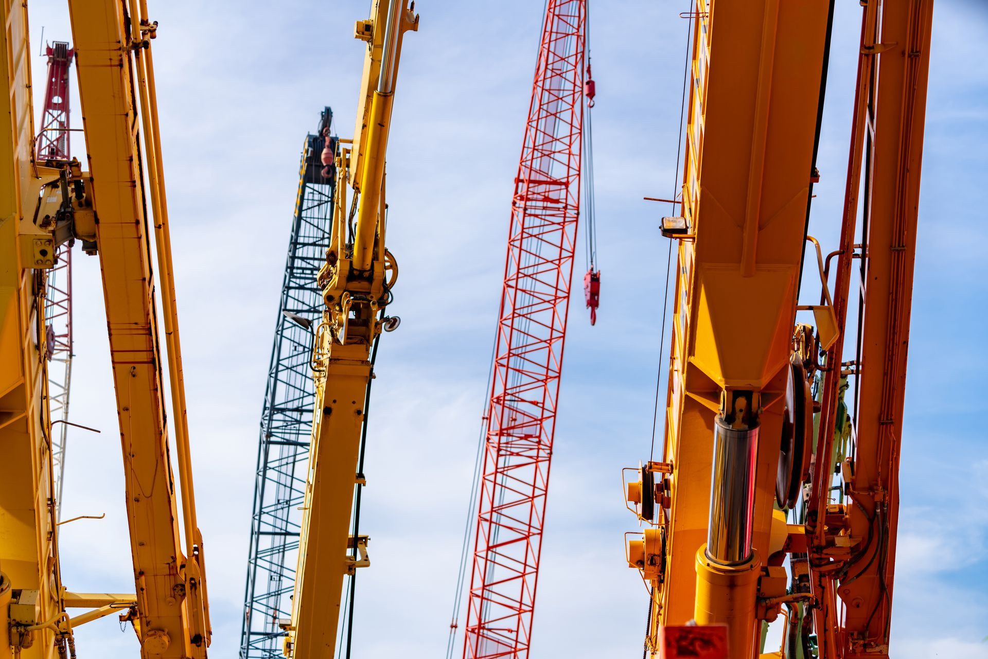 Crane lifting machinery for heavy lifting services