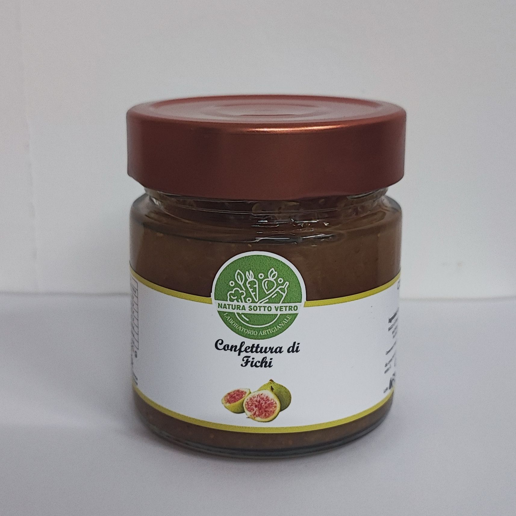 Vasetto di marmellata di fragole con coperchio color bordeaux ed etichetta bianca su sfondo neutro.