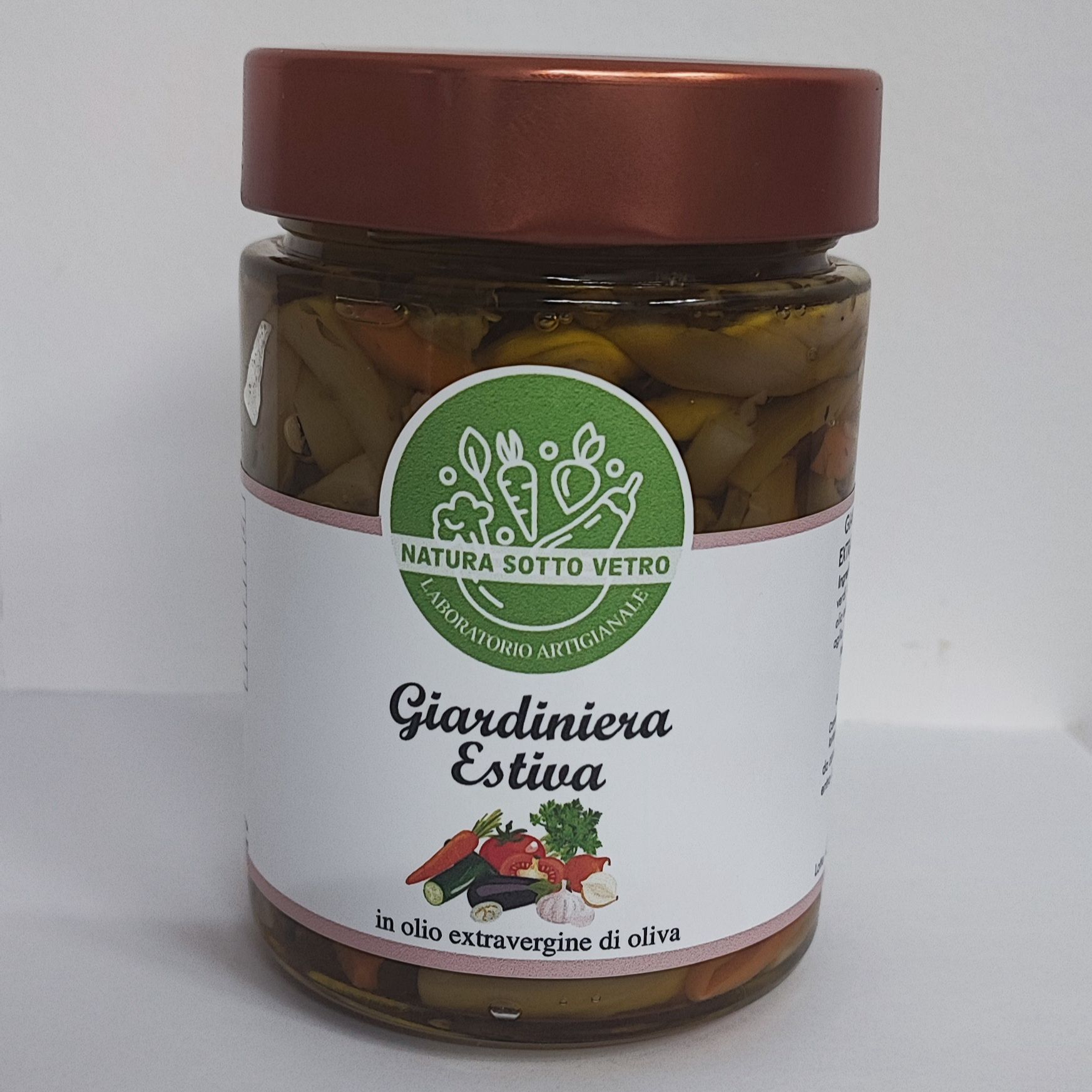 Vasetto di verdure sottaceto Giardiniera Estiva con coperchio marrone ed etichetta bianca su sfondo neutro