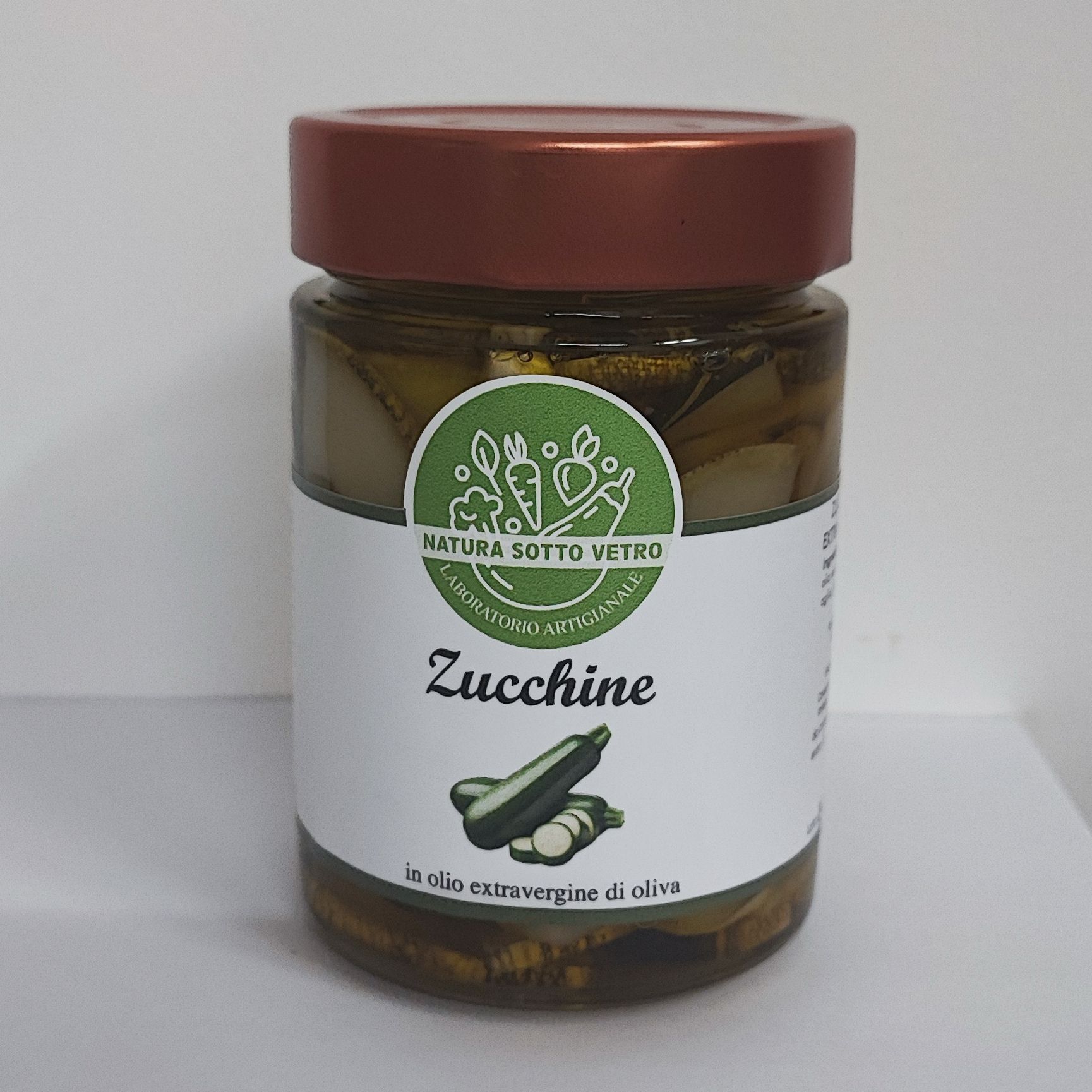 Barattolo di zucchine sott'olio con coperchio rosso ed etichetta bianca.