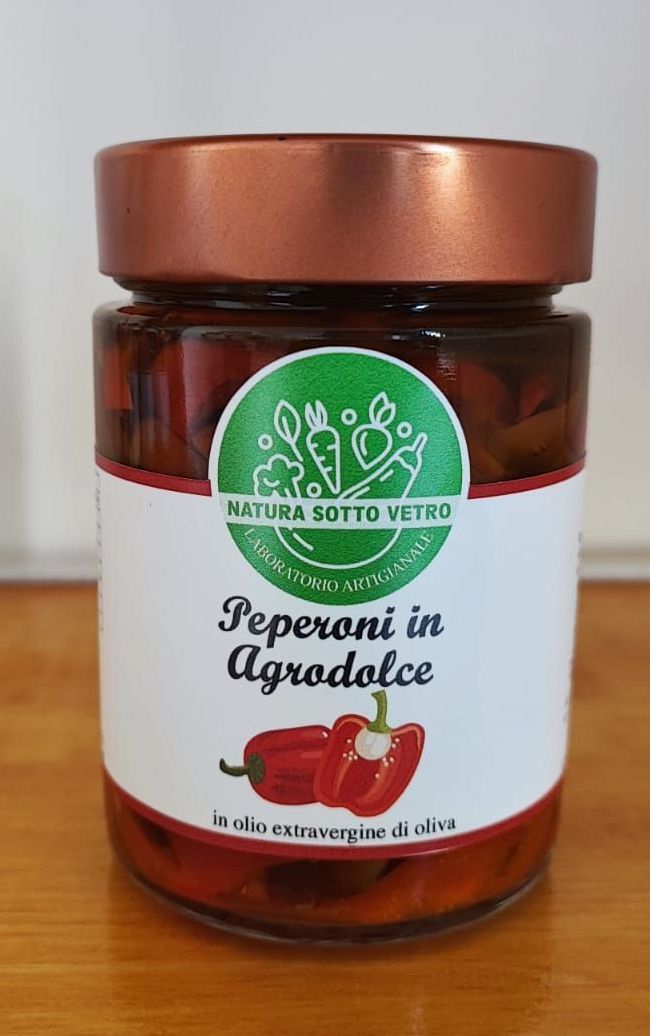 Barattolo di peperoni rossi con etichetta “Peperoni in agrodolce” e coperchio marrone