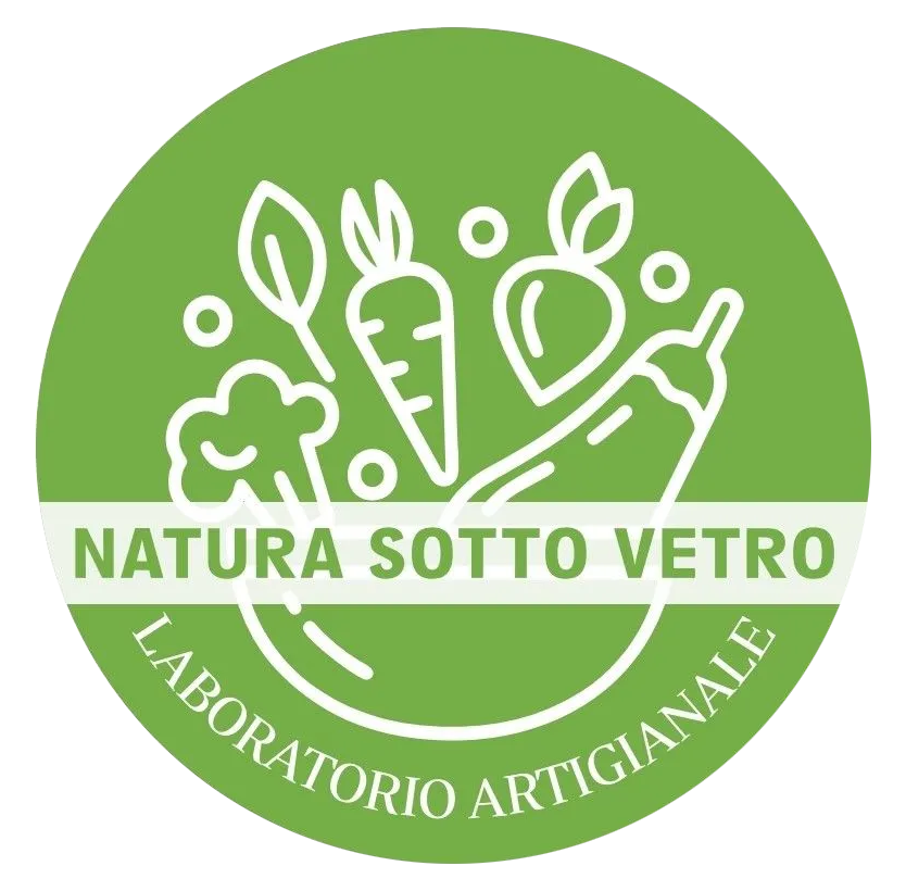 Logo circolare verde con disegno stilizzato di verdure bianche e testo “NATURA SOTTO VETRO” e “LABORATORIO ARTIGIANALE”