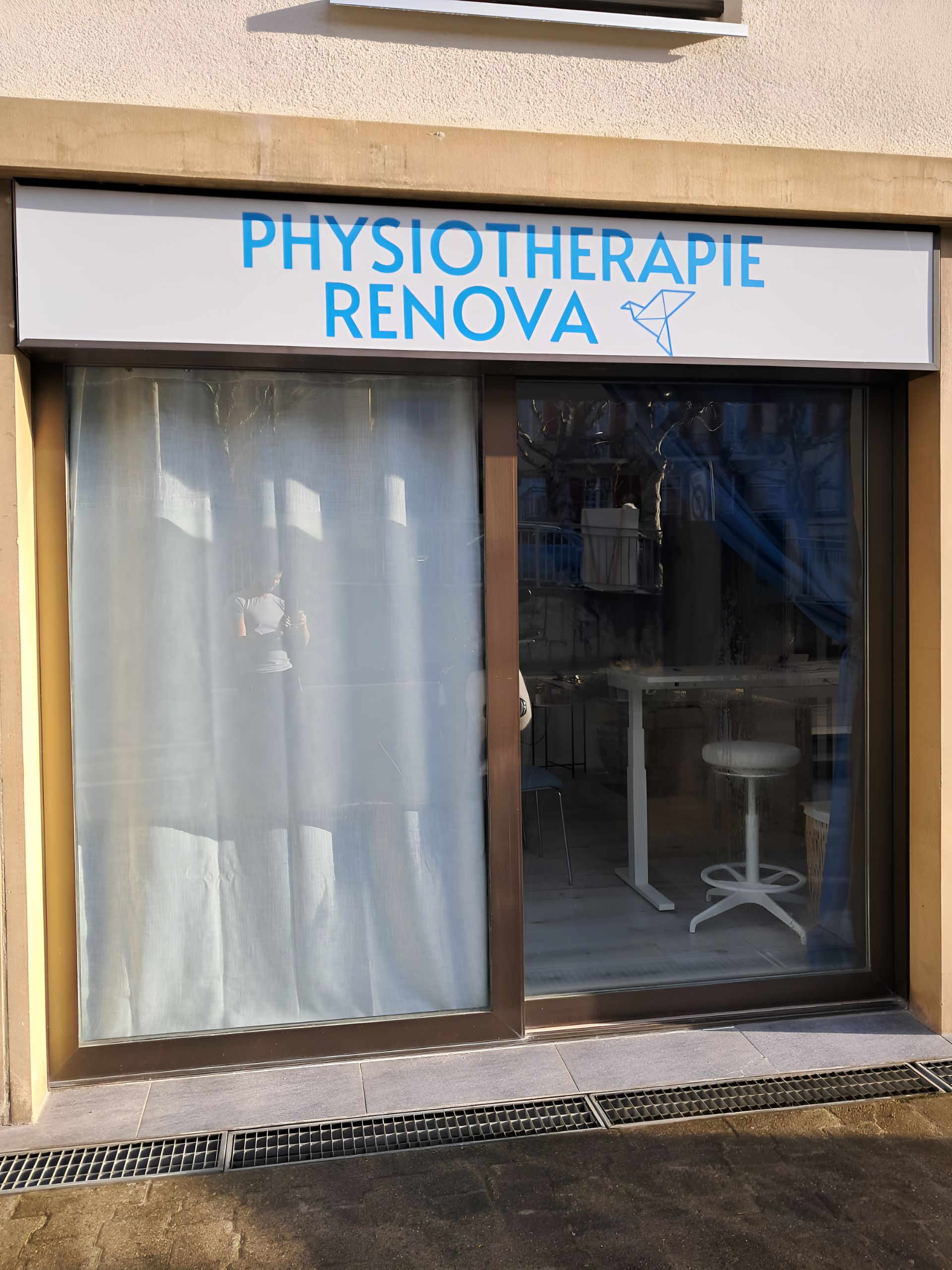 Façade de clinique de physiothérapie avec enseigne« PHYSIOTHERAPIE RENOVA »