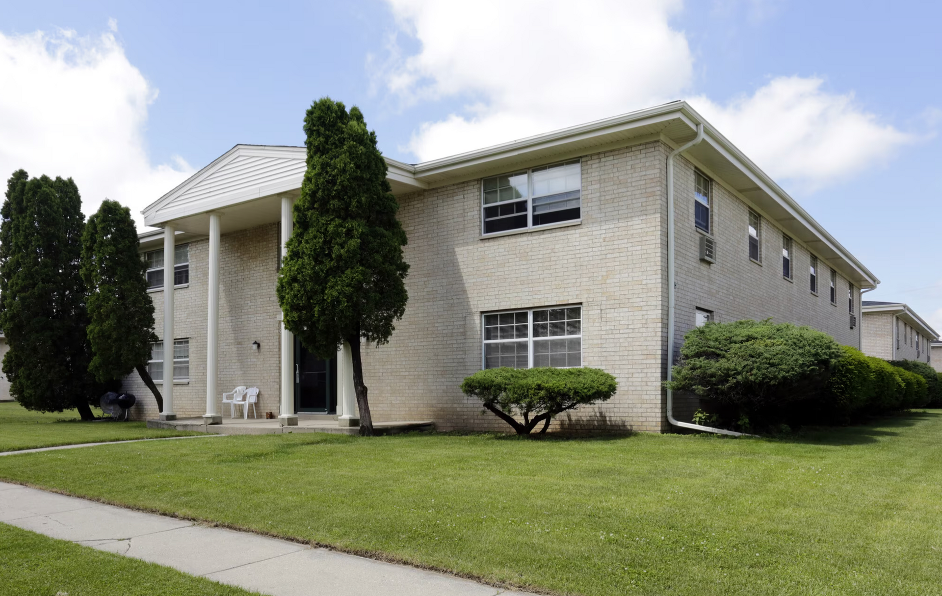 Colonial Manor Apartments