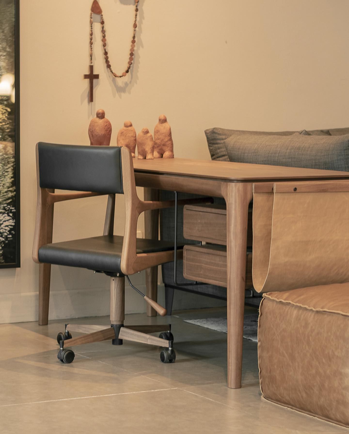 Uma cadeira fica ao lado de uma mesa de madeira em uma sala de estar