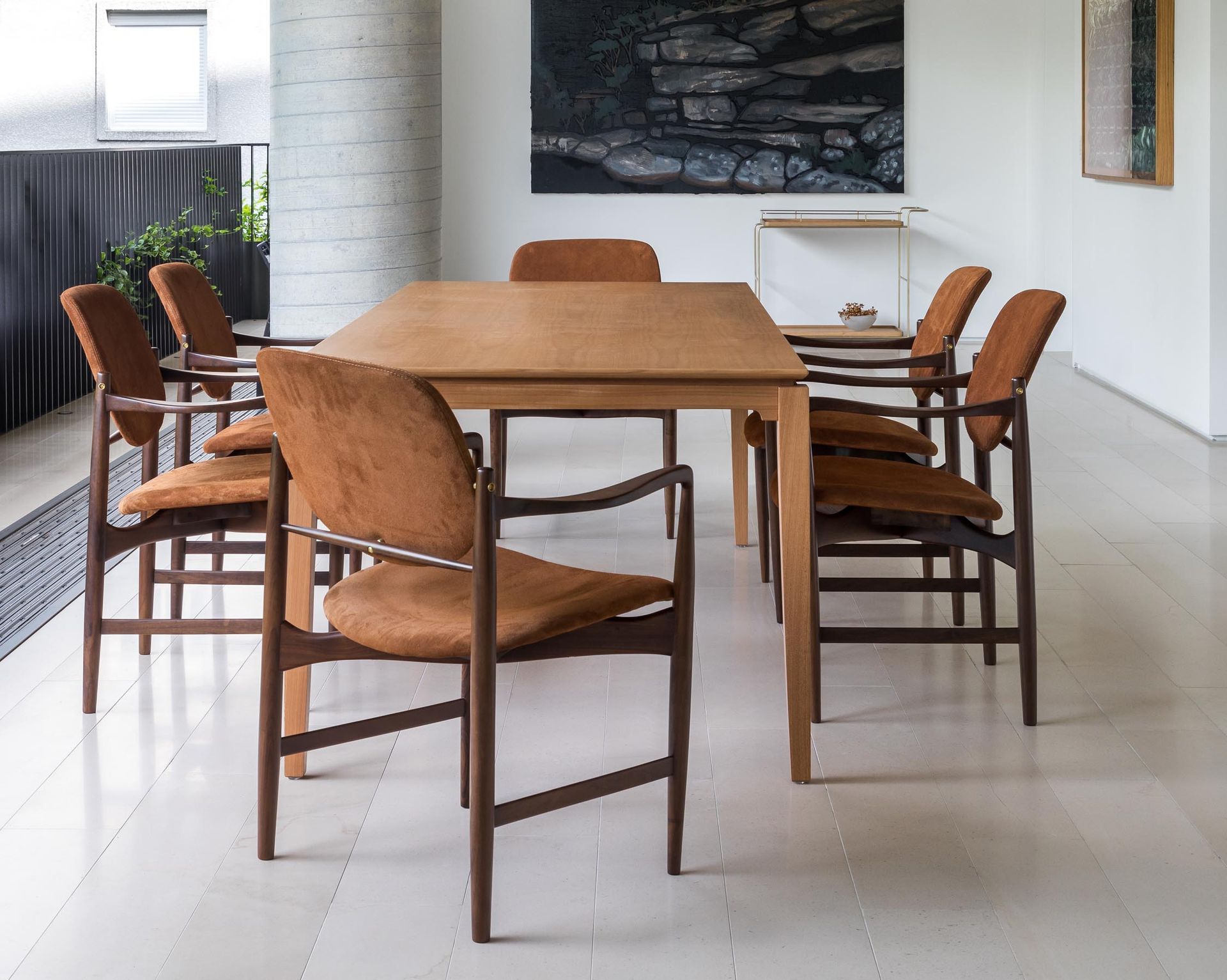 Sala de jantar com mesa e cadeiras de madeira