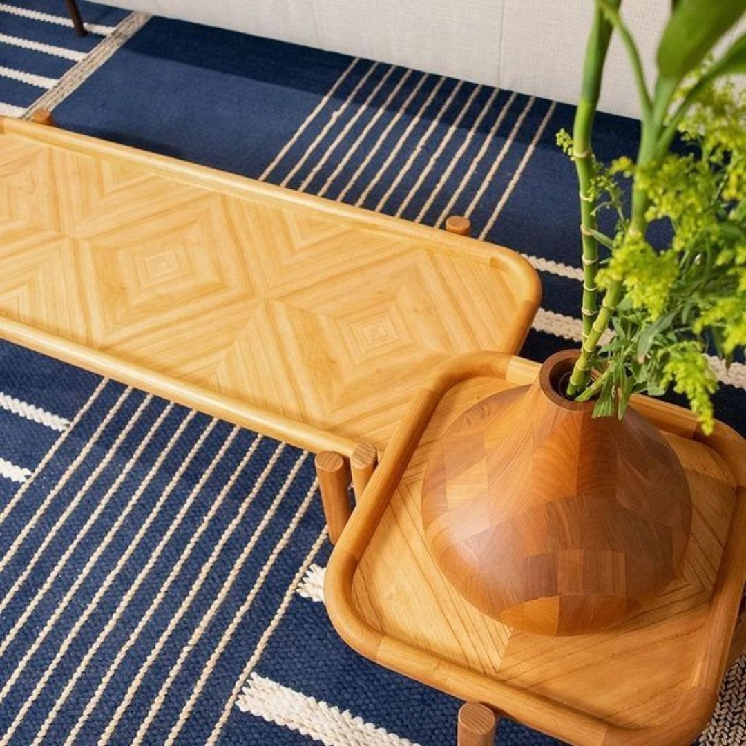 Uma mesa de madeira com um vaso de flores