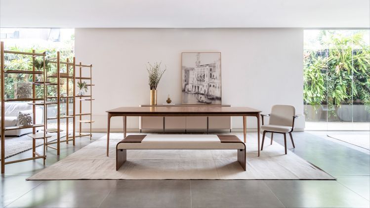 Sala de jantar com mesa e cadeiras e banco