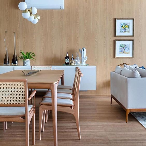 Uma sala de estar com mesa e cadeiras e um sofá