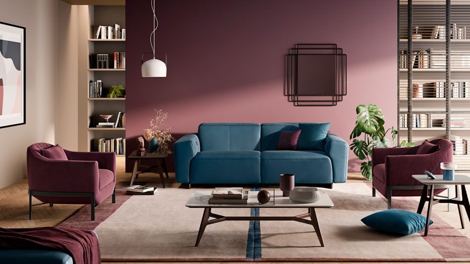 Uma sala de estar com sofá azul e cadeiras roxas