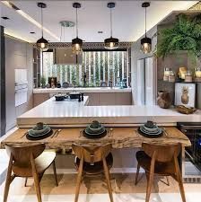 Uma cozinha com mesa e cadeiras.