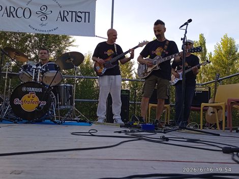 Bambini che suonano uno strumento in classe; un insegnante suona la chitarra.