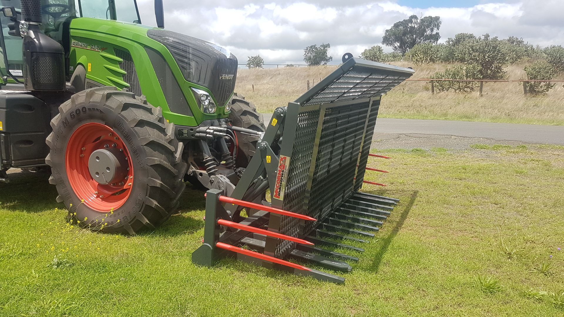 Push-off Silage Buck Rake on Tractor