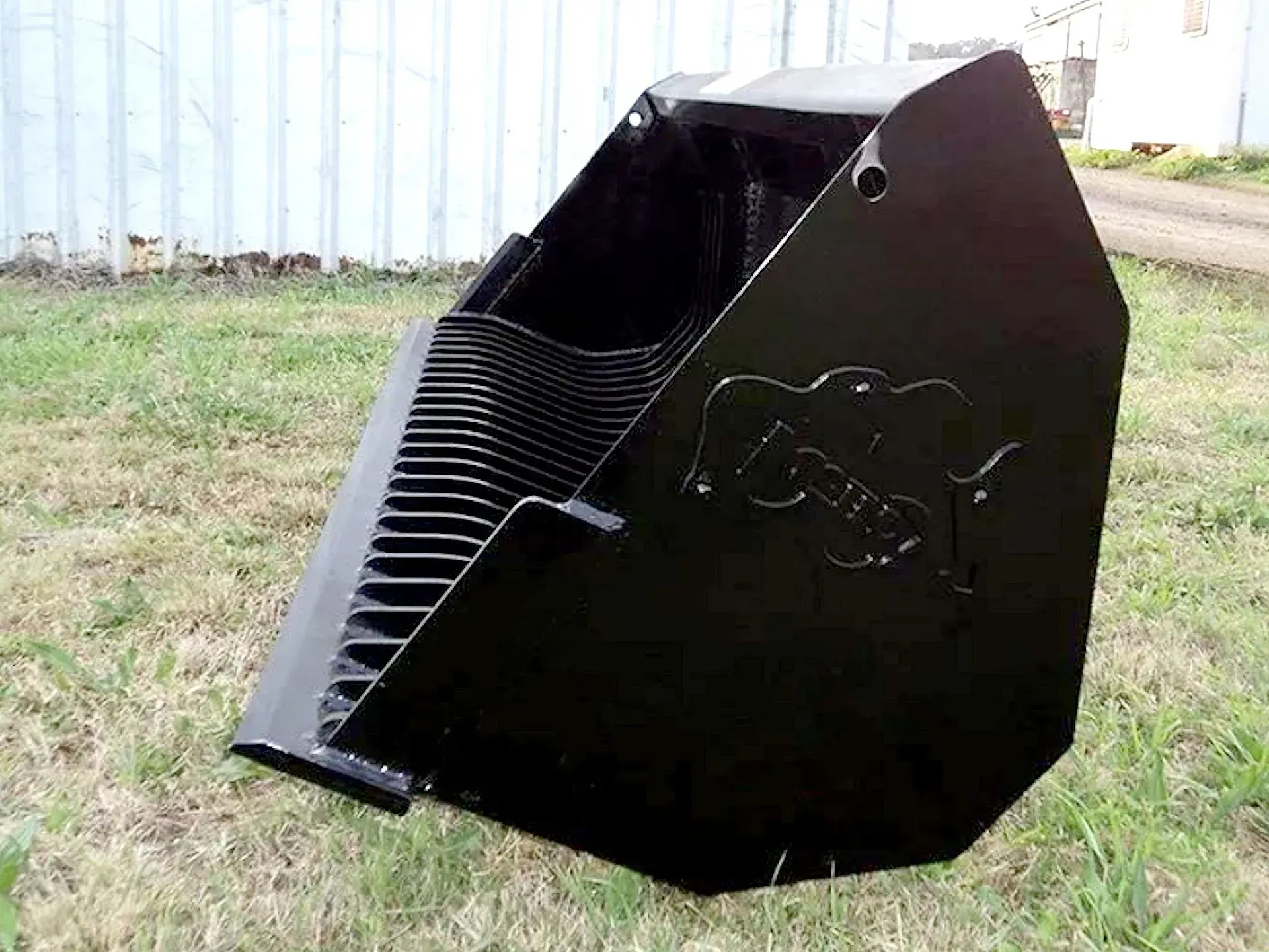 Tractor rock bucket