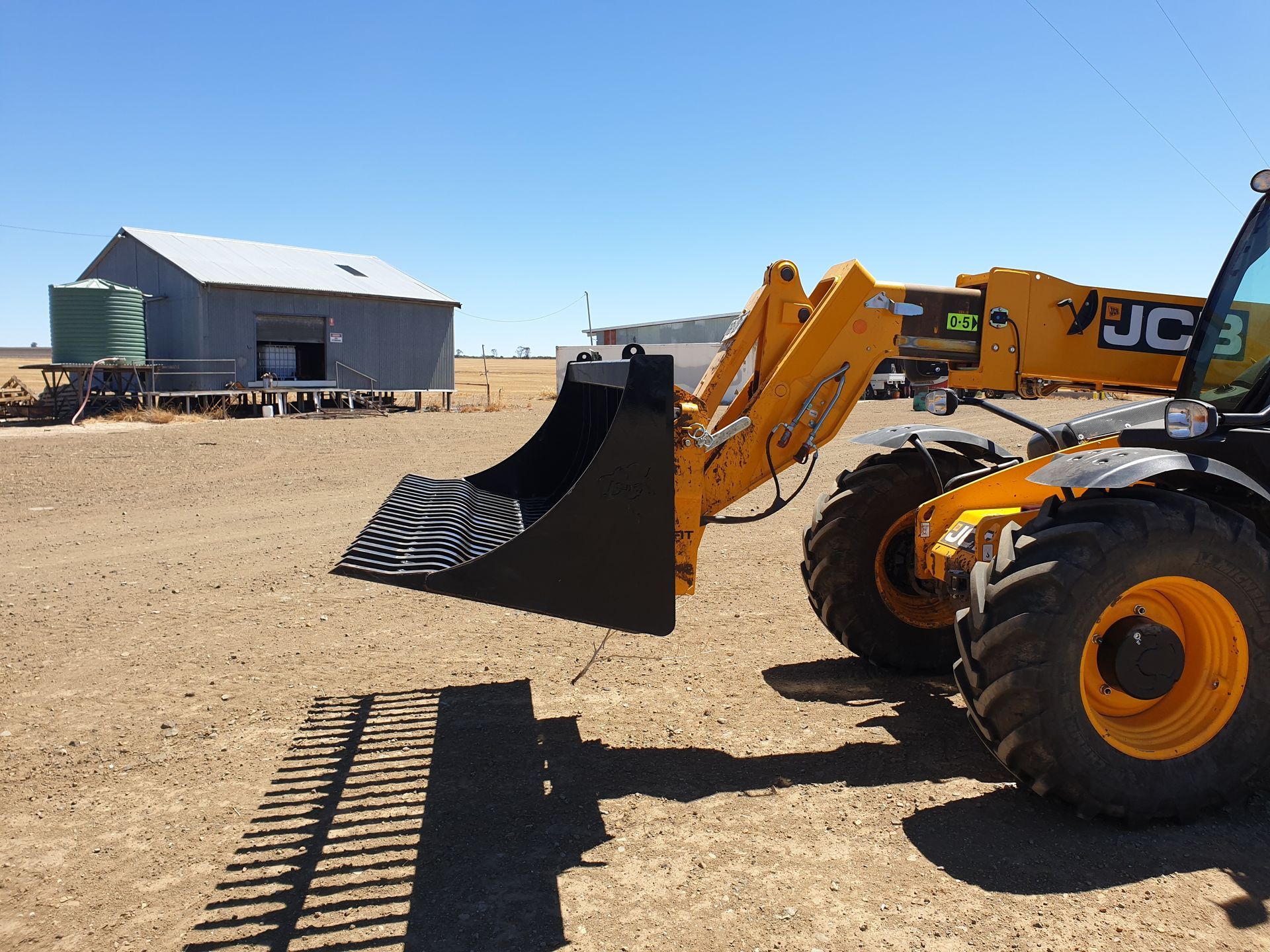 Telehandler stone fork bucket