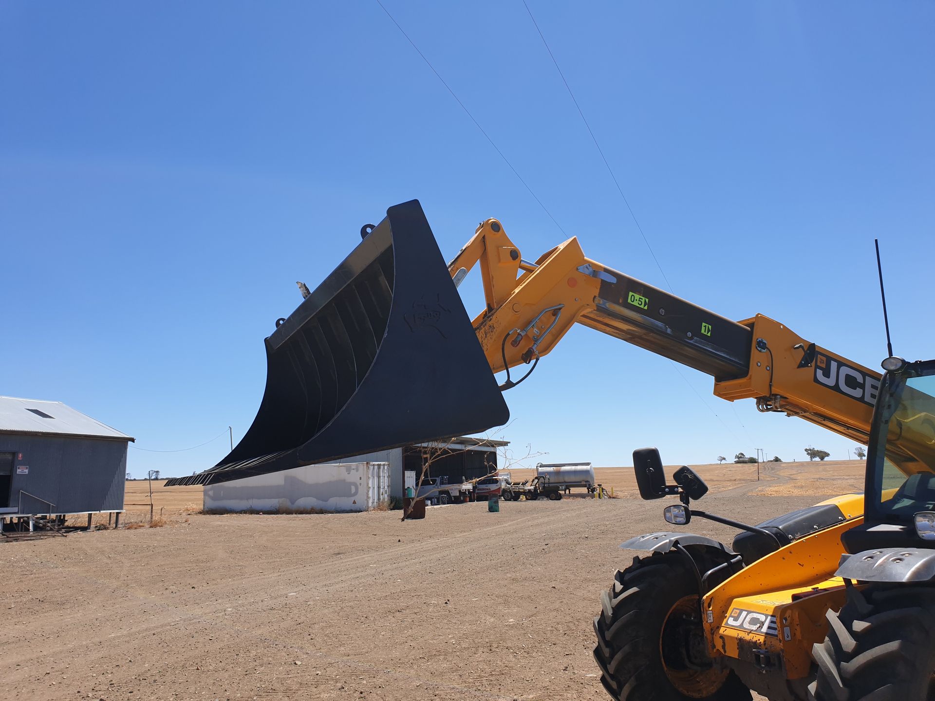 Telehandler stone fork bucket