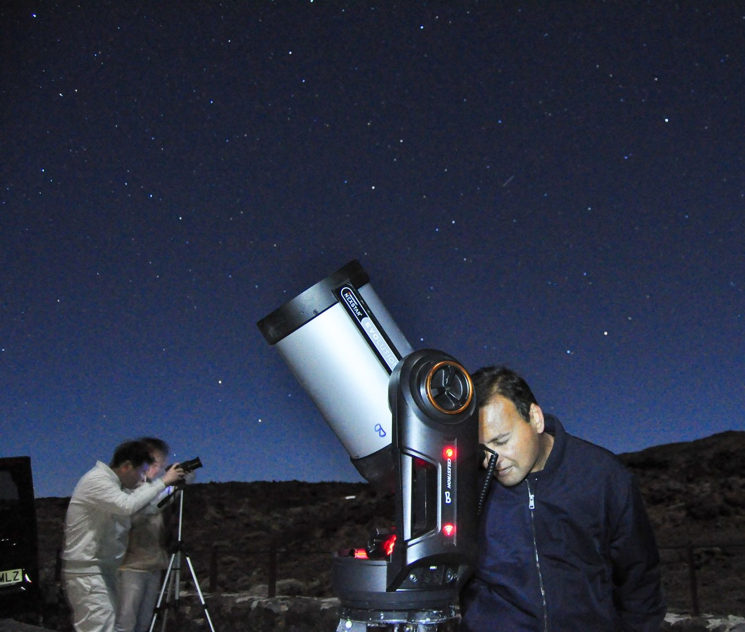 Guest looking through a telescope beneath the stars in Teide National Park