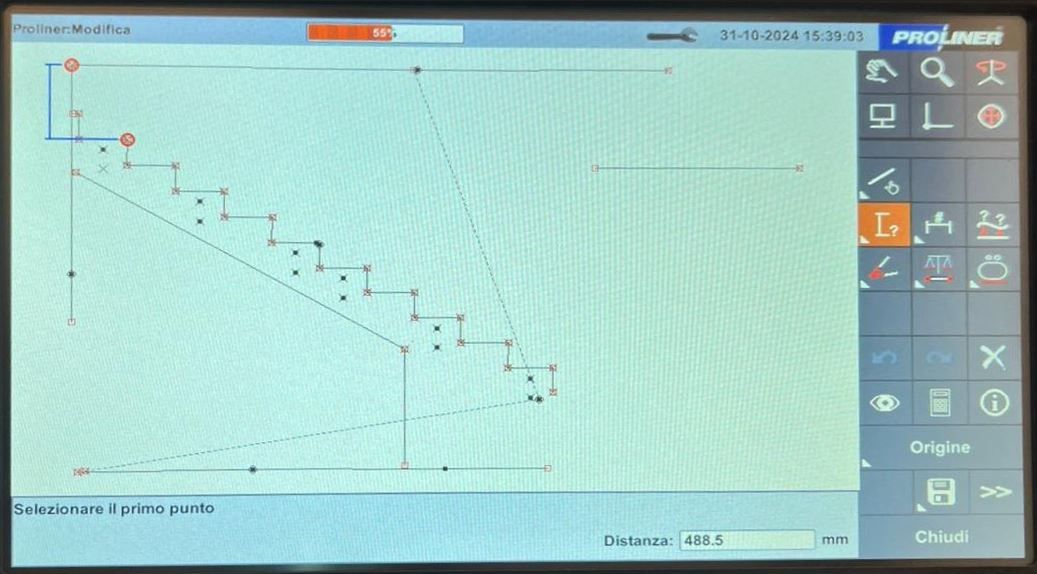 Uno schermo digitale visualizza un'interfaccia di misurazione Proliner che mostra punti geometrici, segmenti di linea e dati di costruzione.