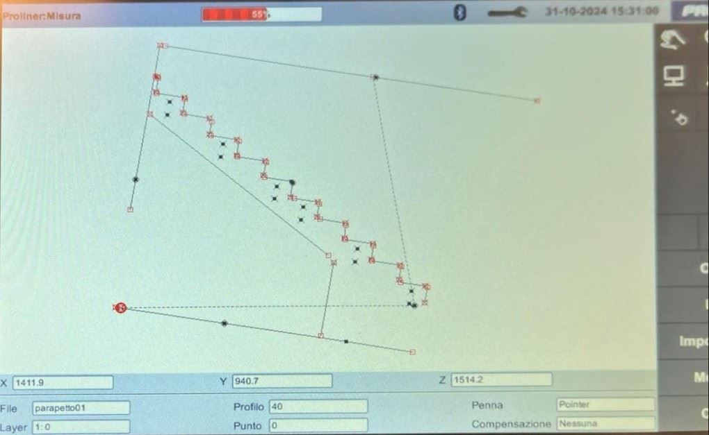 Lo schermo di un computer mostra un'interfaccia digitale per macchinari industriali, che visualizza un motivo geometrico a gradini.