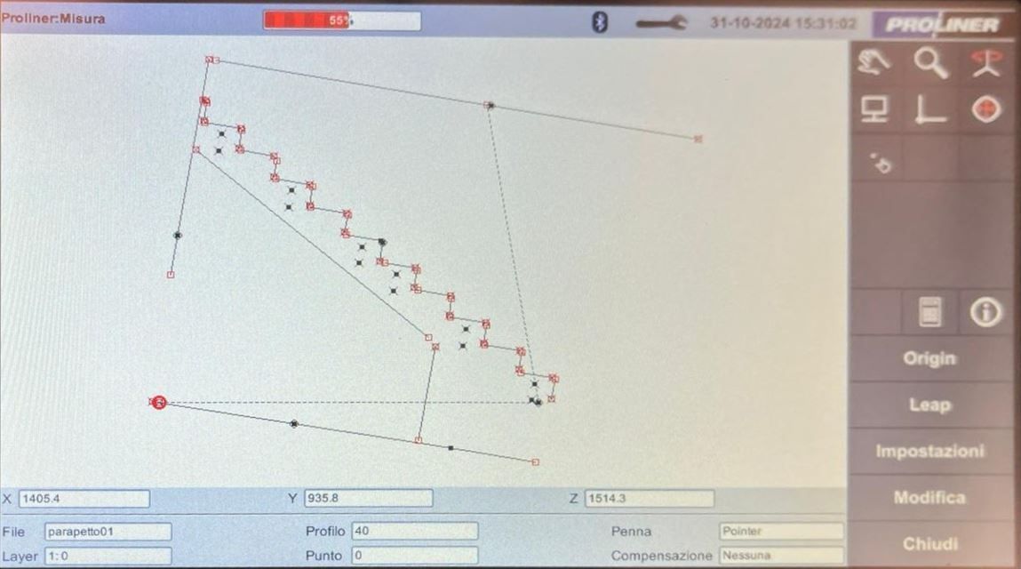 Schermata del dispositivo di misura digitale Proliner che mostra un disegno CAD geometrico con punti tracciati e linee di collegamento.
