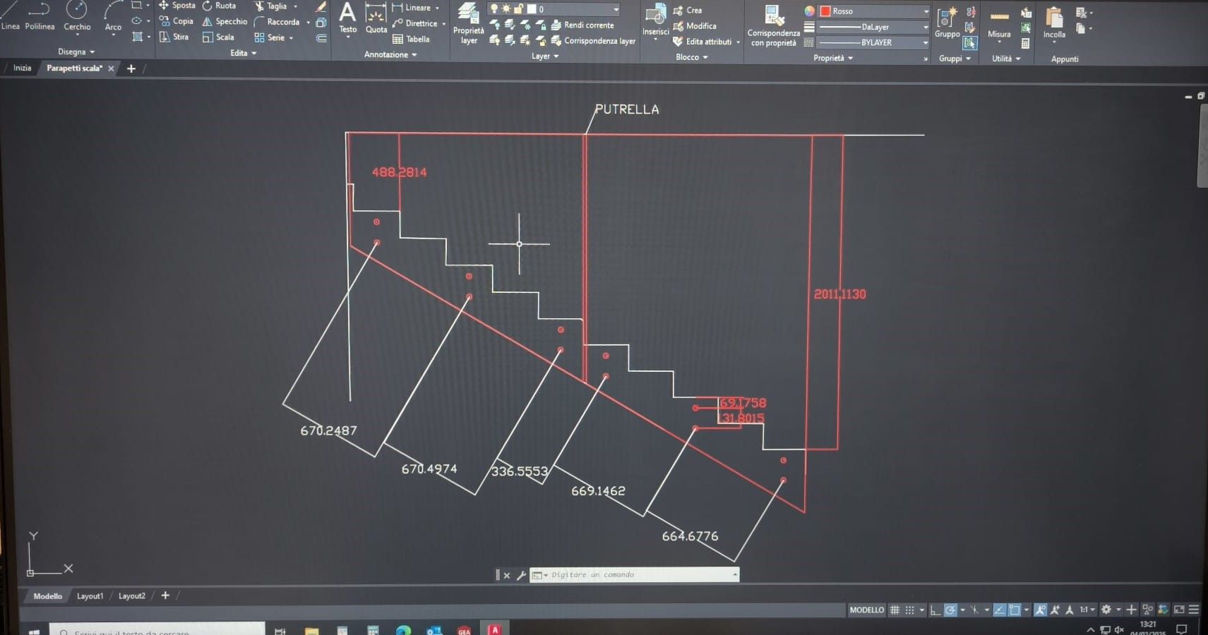 Un disegno tecnico CAD visualizzato sullo schermo di un computer, che mostra le misure della planimetria architettonica e le linee di progettazione delle scale.