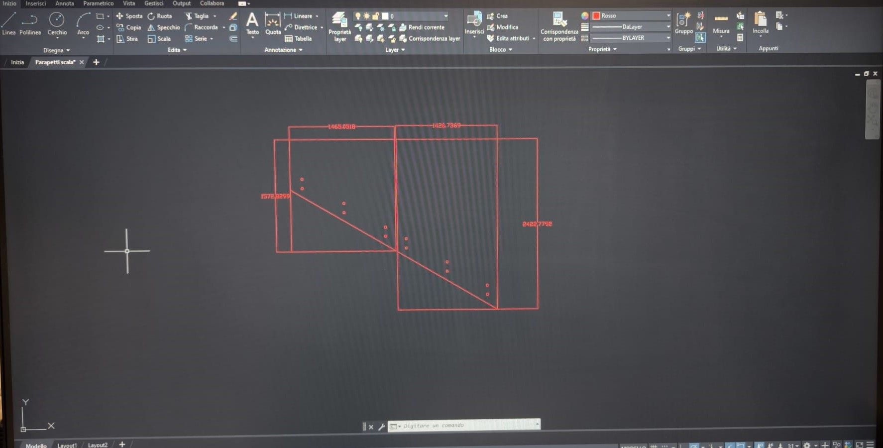 Schermata di un software CAD che mostra il disegno tecnico di una forma rettangolare con linee diagonali e misure dimensionali.