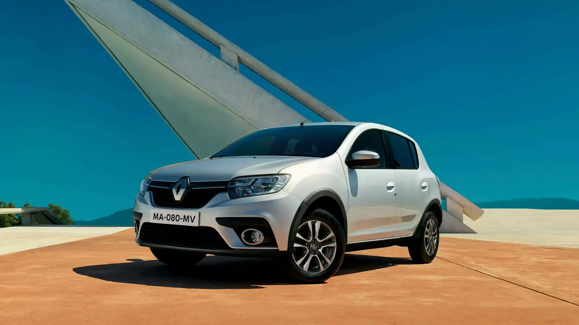 Renault Sandero hatchback plateado en un día soleado.
