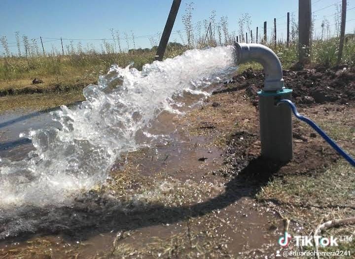 Tuberías industriales y válvulas amarillas en una zanja de una obra en construcción.