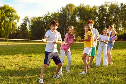 children playing tug a war