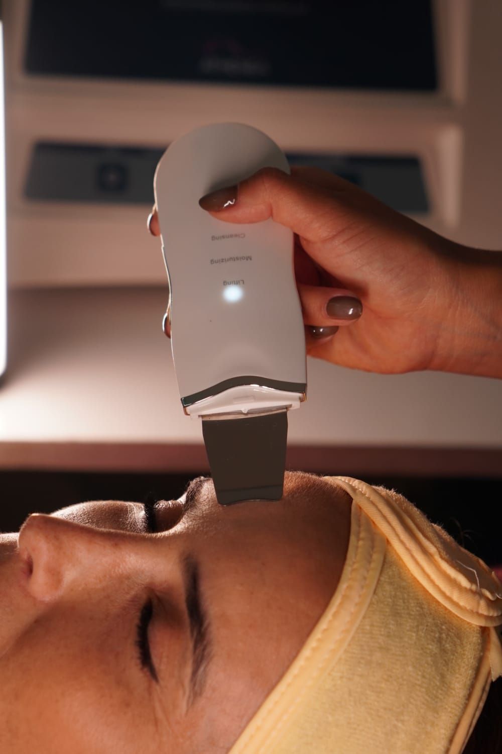 Una persona recibiendo un tratamiento facial.