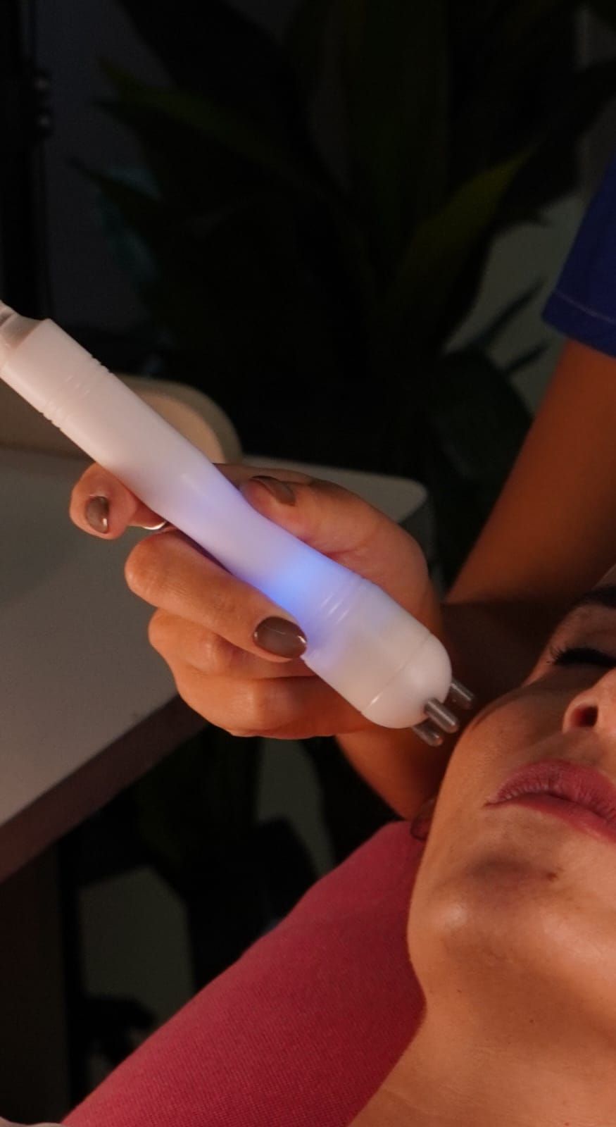 Una persona recibe un tratamiento facial de radiofrecuencia en NutriForm Boutique Gym.