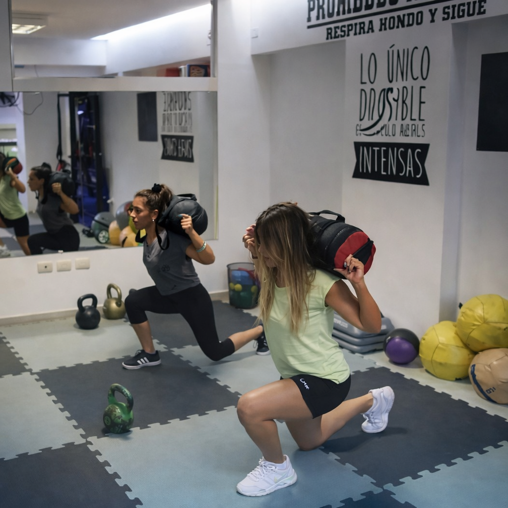 Una persona con ropa deportiva realiza un ejercicio de remo.