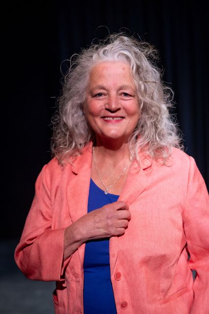 Het is geweldig om me weer helemaal te kunnen focussen op het verrassende, spannende, creatieve proces van het samen maken. Beginnen met een idee en echt niet weten waar je uitkomt, is nog steeds het mooiste avontuur. 
Hanneke Vries is initiatiefnemer en artistiek leider van Stichting Theaterwerk Alkmaar. Ze maakte voorstellingen met uiteenlopende doelgroepen; binnen het onderwijs,  bij amateurgezelschappen, Jongerentheater Alkmaar en bij Artiance, Centrum voor de Kunsten.
In haar werk staan de spelers altijd centraal als mede-makers. Of ze nu 6 of 90 jaar zijn, ervaren professionals of beginnende spelers, ze werkt op dezelfde manier: rondom maatschappelijke of persoonlijke thema's gaat zij samen met de spelers  op zoek naar verhalen en ervaringen.
Een greep uit haar voorstellingen welke zich kenmerken door persoonlijke kwetsbaarheid, humor en lichtheid:
Hamlet over volwassen worden  met alleen jongens
Moedermeisje over Tienermoeders
Anders over mogen zijn wie je wilt zijn
Dronken, over de roes van verslaving
Home Run over seksualiteit
Los over hechten/onthechten
Ware liefde over liefde

