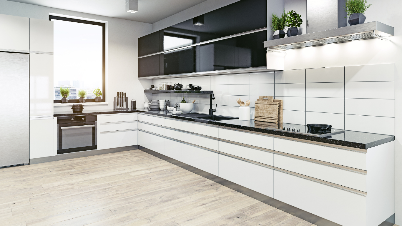 Moderne weiße Küche mit schwarzen Arbeitsplatten, Edelstahlgeräten und Holzboden.